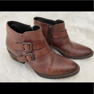 Leather ankle boots, ankle booties, near new.